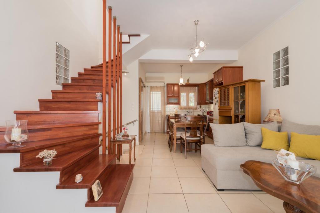 uma sala de estar com um sofá e uma escada em Reseda House em Zakynthos