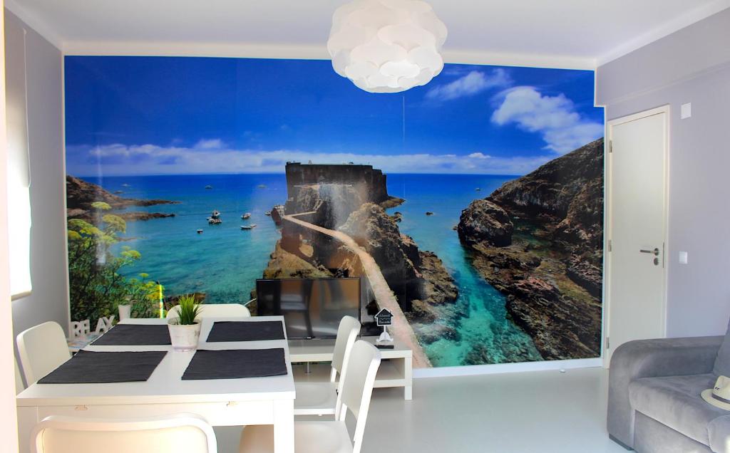 uma sala de jantar com vista para o oceano em Gamboa Surf Apartment em Peniche