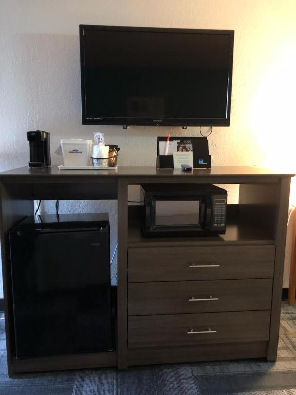 Howard Johnson by Wyndham Winter Haven FL - King Room - Non-Smoking