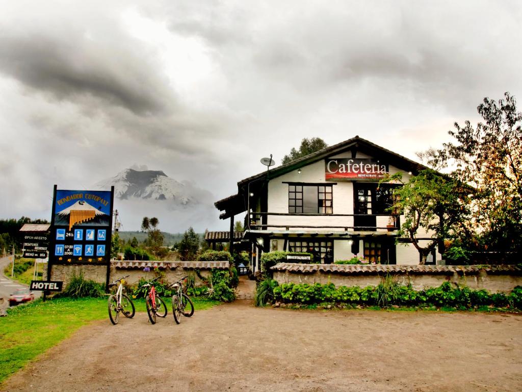 two bikes are parked in front of a building at Rondador Cotopaxi in Chasqui