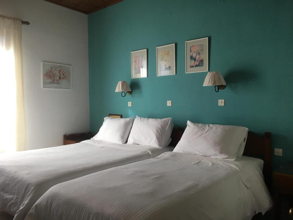 Postel nebo postele na pokoji v ubytování Kouros Hotel