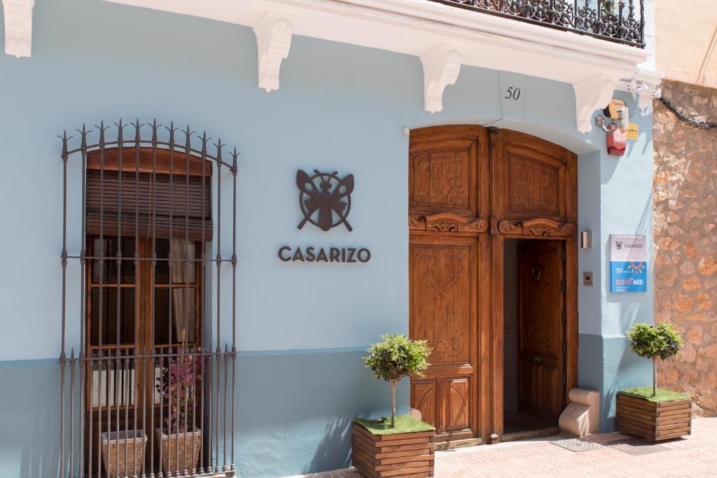uma fachada de um edifício com uma porta de madeira em Casa Arizo, Adults Recommended em Oropesa del Mar