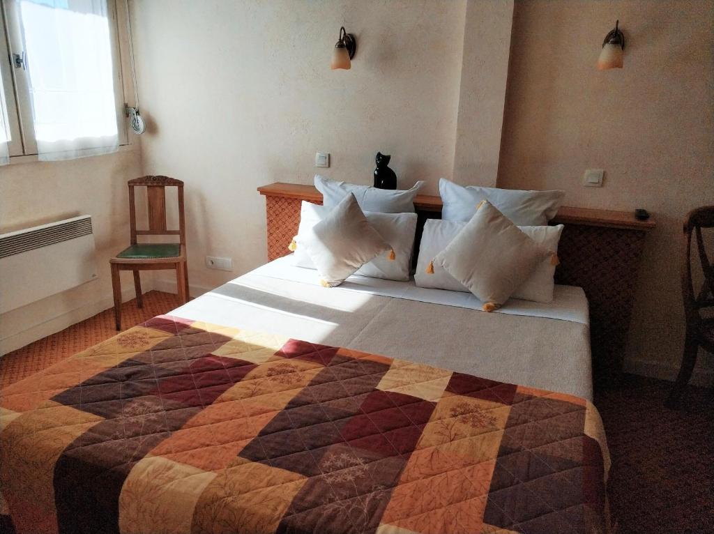 Postel nebo postele na pokoji v ubytování Logis Hotel Calisola Besançon - Soirée Etape