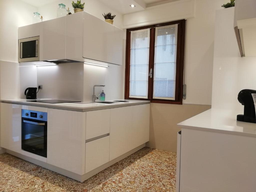 Kuchnia lub aneks kuchenny w obiekcie Cà Mocenigo Terrace