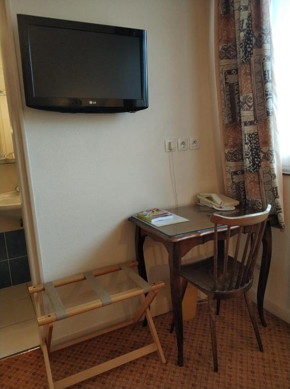 TV a/nebo společenská místnost v ubytování Logis Hotel Calisola Besançon - Soirée Etape