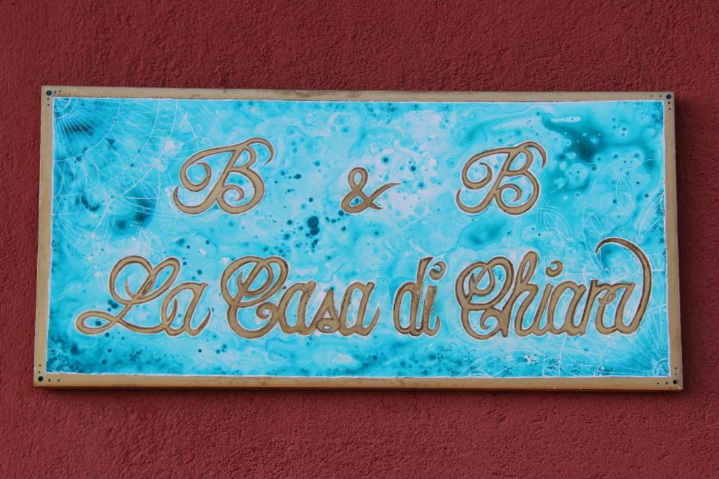 un cartel en una pared que dice la casa de chica en La casa di Chiara, en Diano dʼAlba