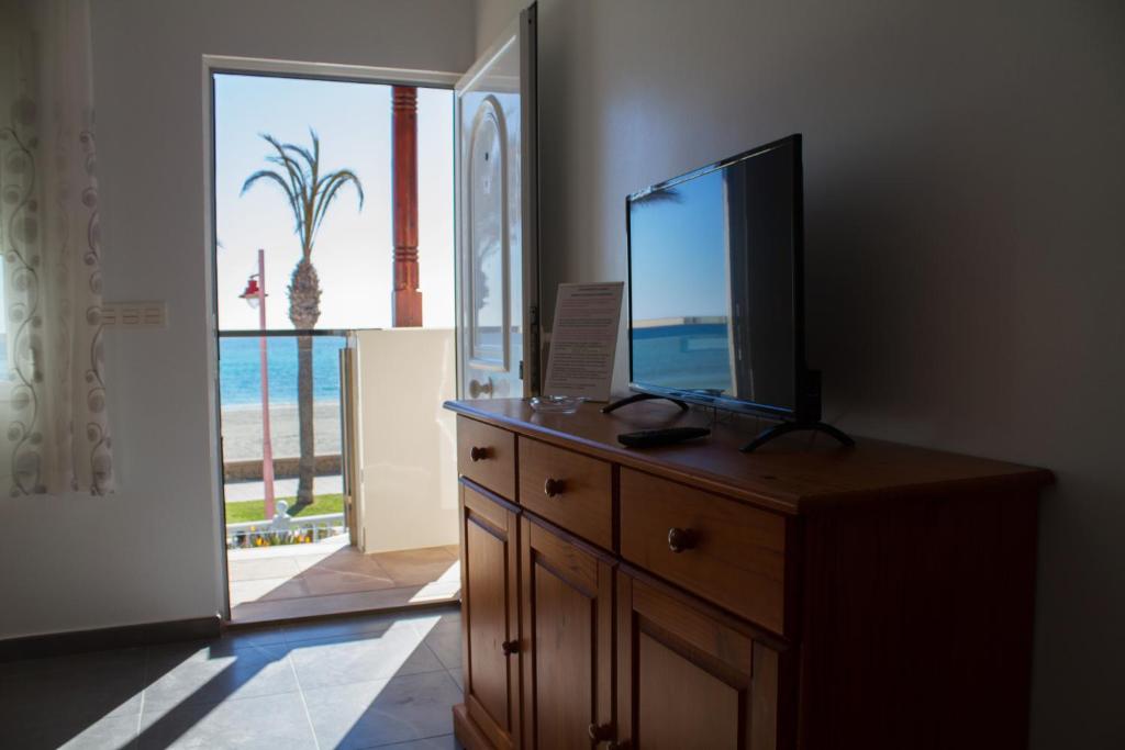 Televízia a/alebo spoločenská miestnosť v ubytovaní Apartamentos El Galán II