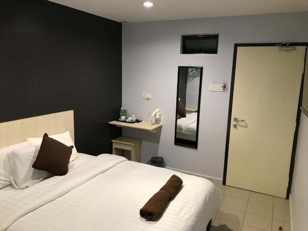 Postel nebo postele na pokoji v ubytování Hotel Seri Kangsar KK Hotel