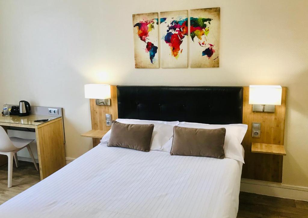 a bedroom with a bed with two lamps and a desk at Residence Hoche in Le Pré-Saint-Gervais