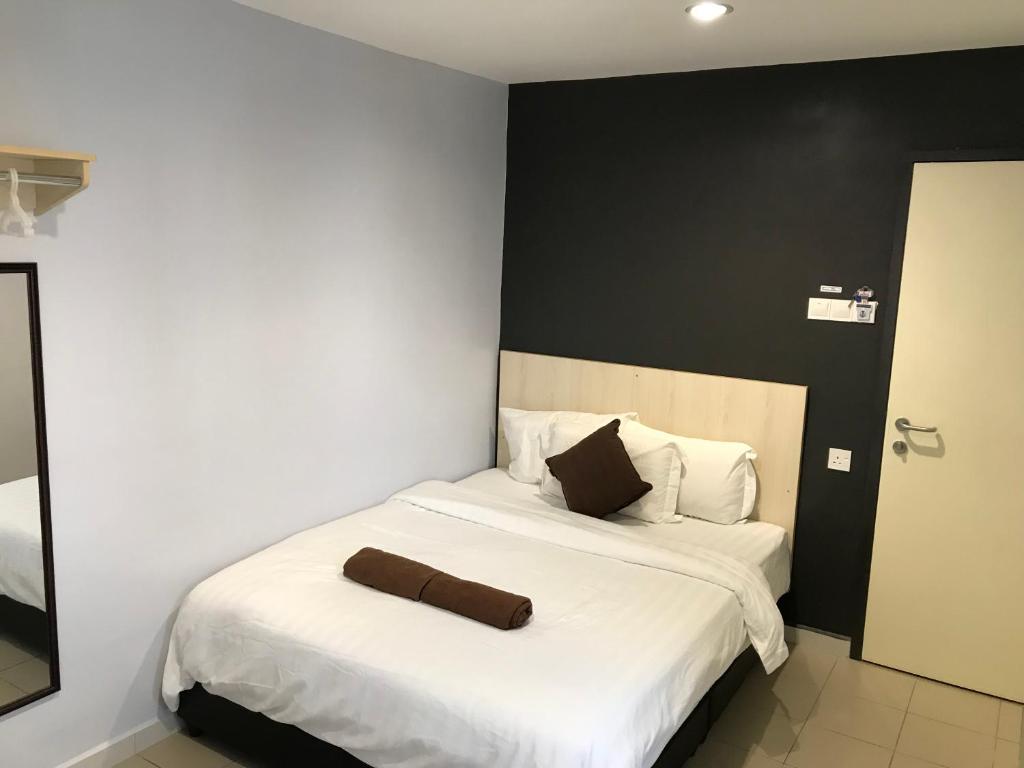 Postel nebo postele na pokoji v ubytování Hotel Seri Kangsar KK Hotel