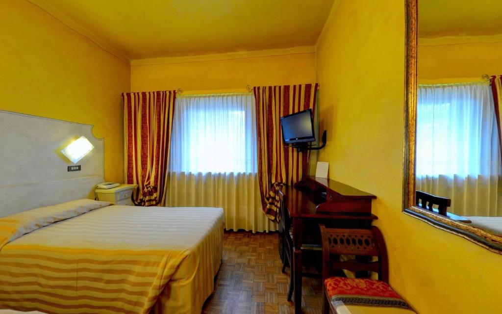 Telewizja i/lub zestaw kina domowego w obiekcie Ai Ronchi Motor Hotel Brescia