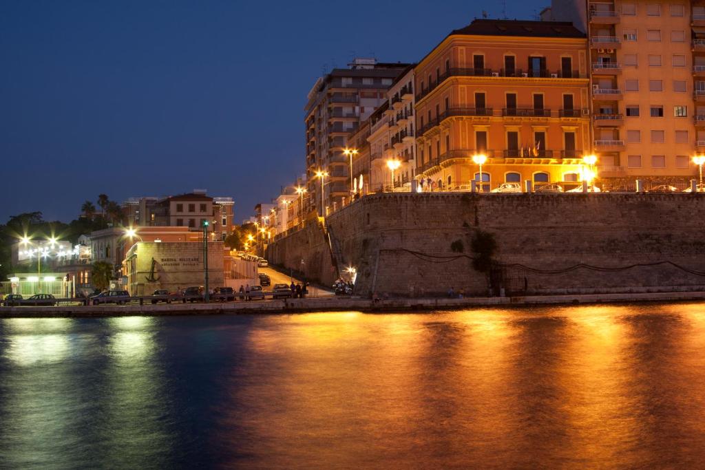 Výhled na řeku, která protéká v blízkosti hotelu