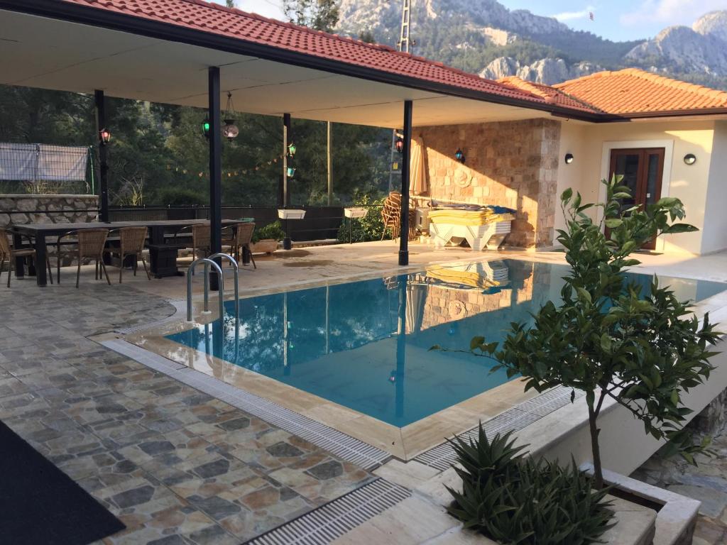 Bazén v ubytování Antalya Villa Esiyok with heated pool nebo v jeho okolí