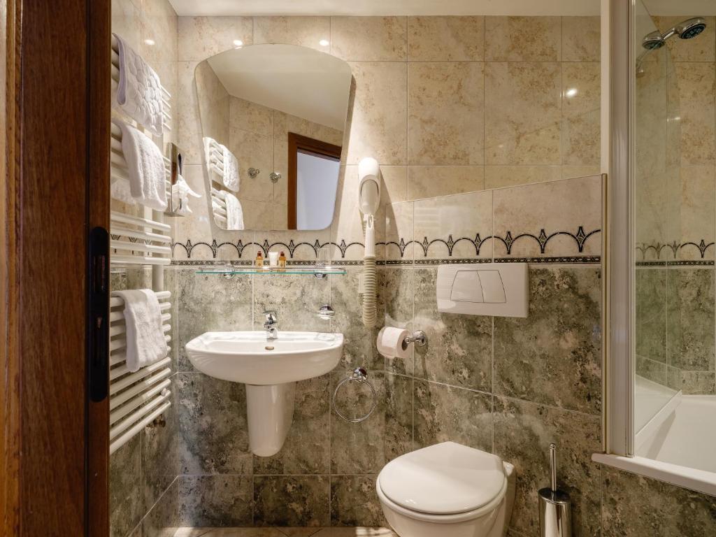 Koupelna v ubytování Hotel Auberge D'Alle