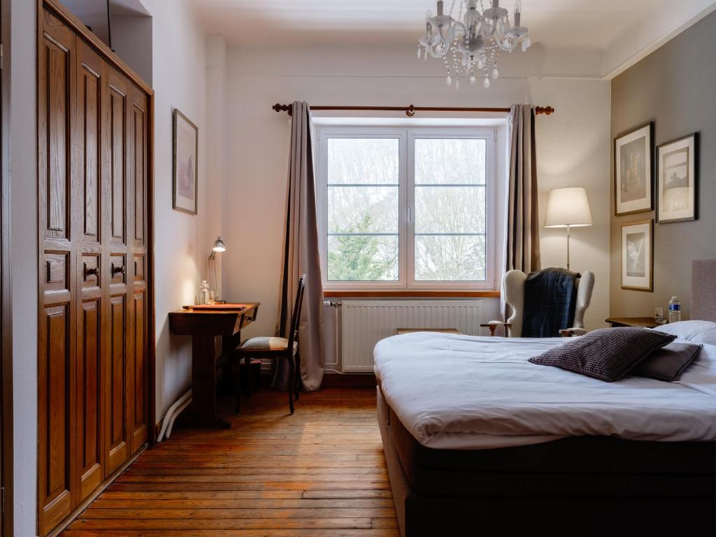 Postel nebo postele na pokoji v ubytování Hotel Auberge D'Alle