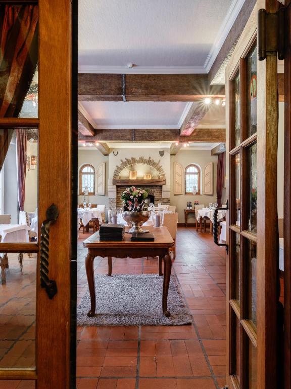 Posezení v ubytování Hotel Auberge D'Alle