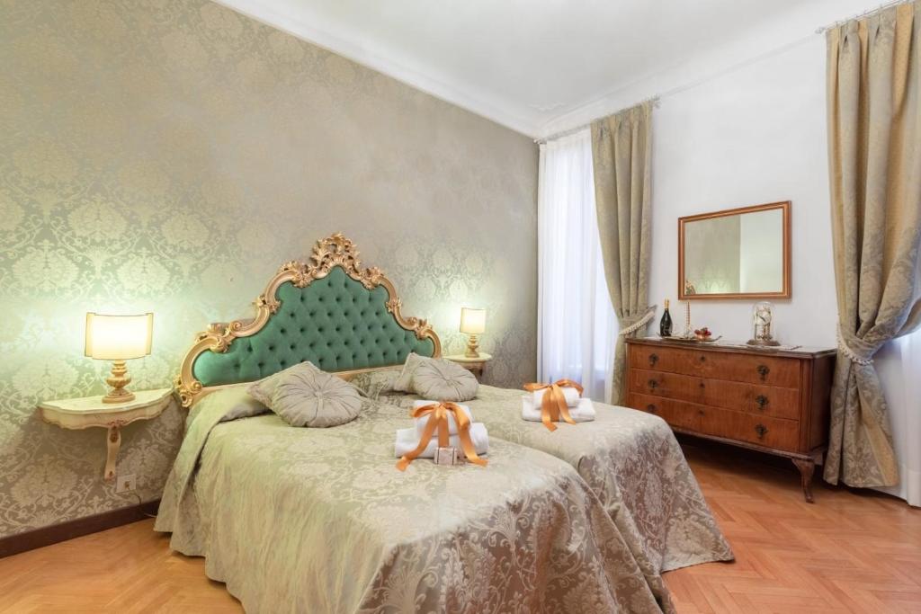 una camera da letto con un letto con un orsacchiotto sopra di Venetian Infinity a Venezia