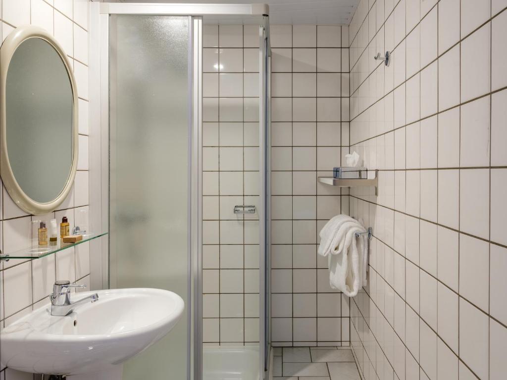 Koupelna v ubytování Hotel Auberge D'Alle