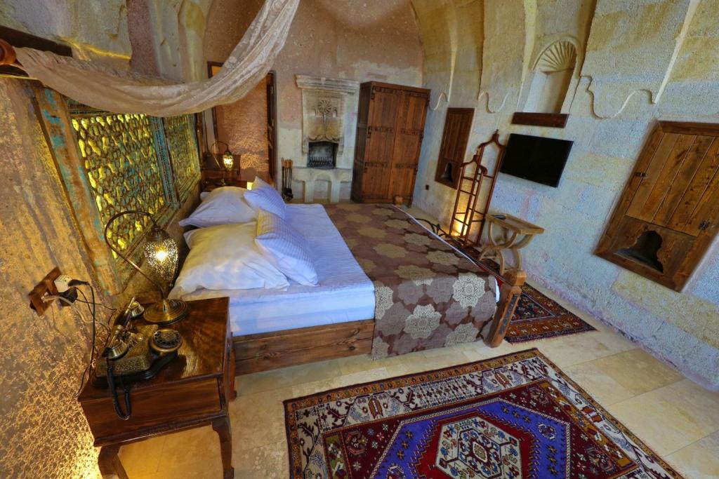 Postel nebo postele na pokoji v ubytování Eyes Of Cappadocia Cave Hotel