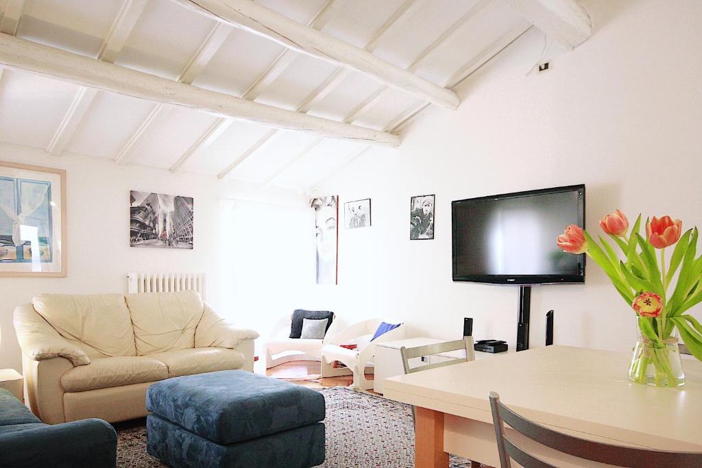 Televízia a/alebo spoločenská miestnosť v ubytovaní Bianco Apartment