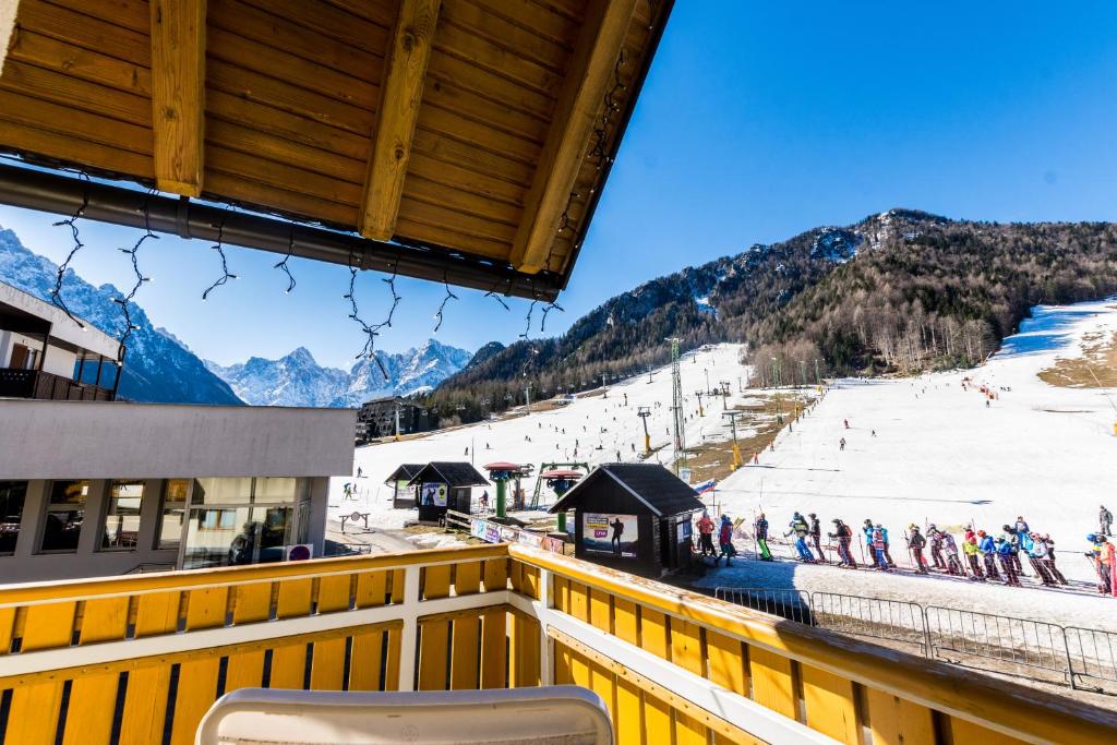 克拉尼斯卡戈拉Apartment Katarina Kranjska Gora的从阳台上可欣赏到滑雪胜地的景色