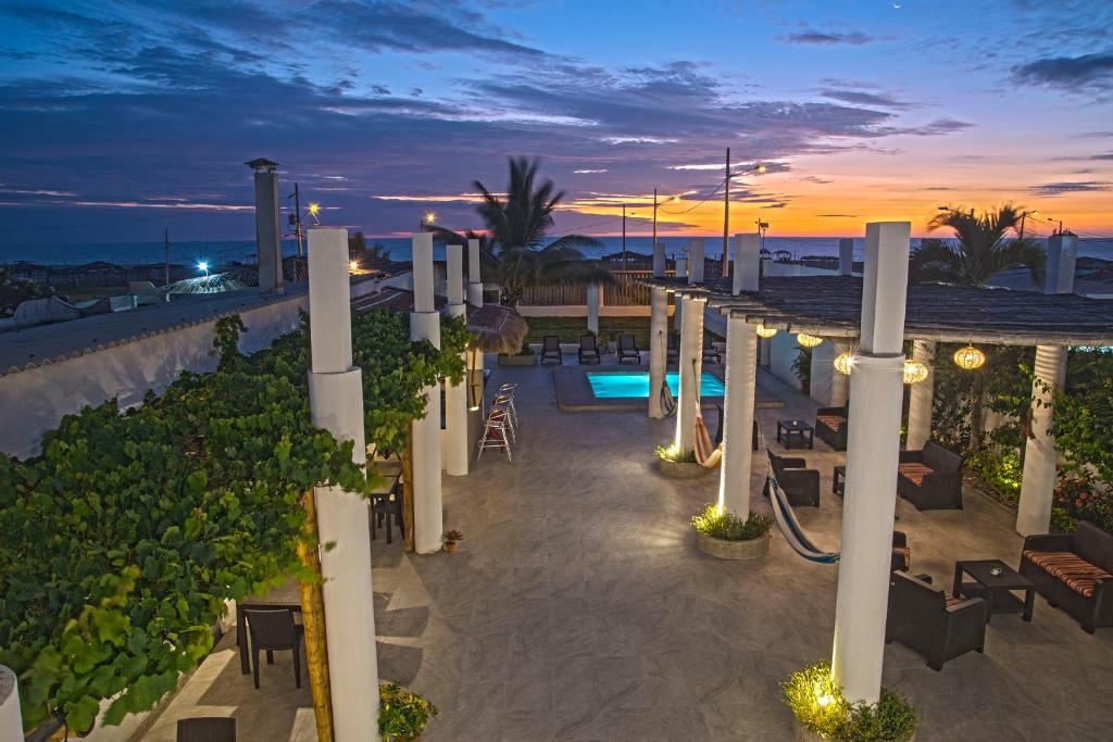 una vista aerea di un resort di notte di Hotel La Ría Playas a Playas