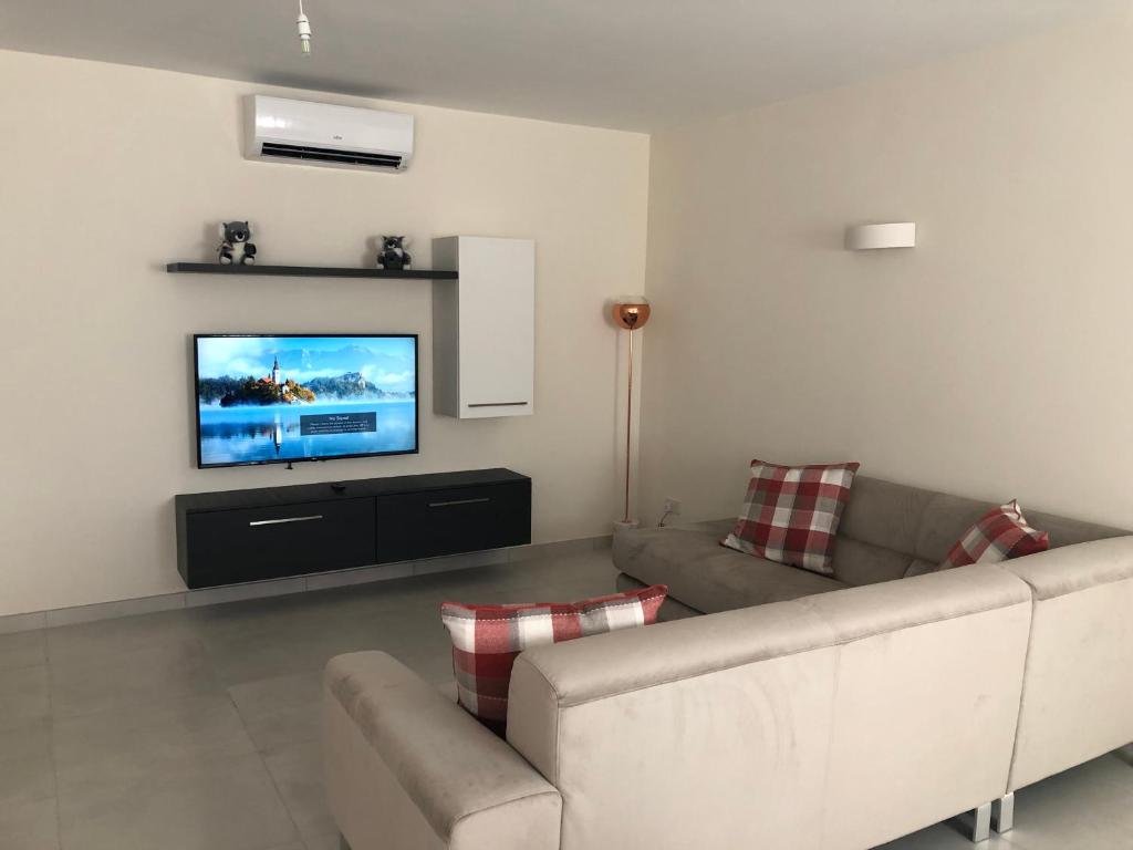 TV a/nebo společenská místnost v ubytování Marsascala Sea View Apartment HPI 7738