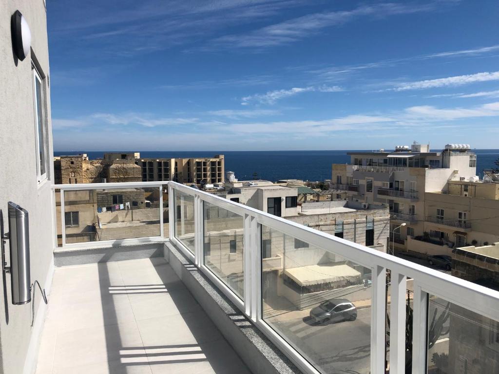 een balkon met uitzicht op de oceaan bij Marsascala Sea View Apartment in Marsaskala
