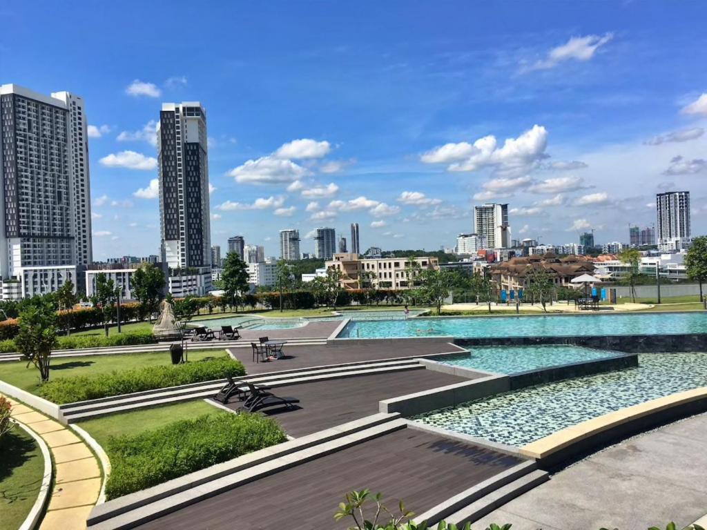 塞貝維的住宿－The ComfyHauz # Cyberjaya，享有城市天际线美景,设有游泳池