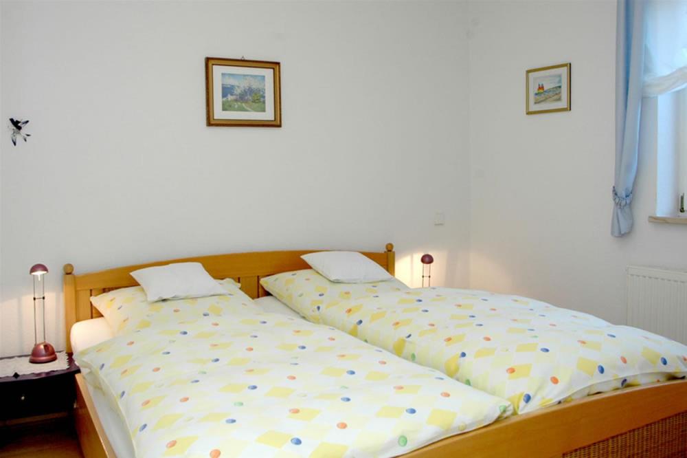 2 nebeneinander sitzende Betten in einem Schlafzimmer in der Unterkunft ferien-domizil-schneider in Uhldingen-Mühlhofen