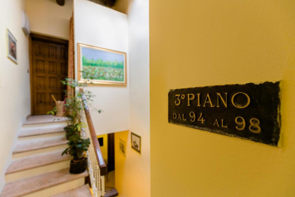 Un certificado, premio, letrero u otro documento en Hotel Pace