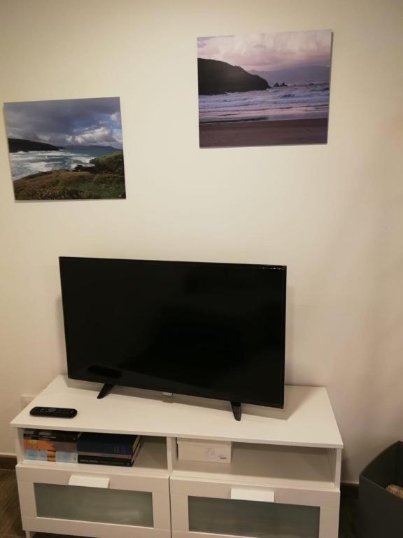 TV a/nebo společenská místnost v ubytování Casa rural Camelle Casa dos avós