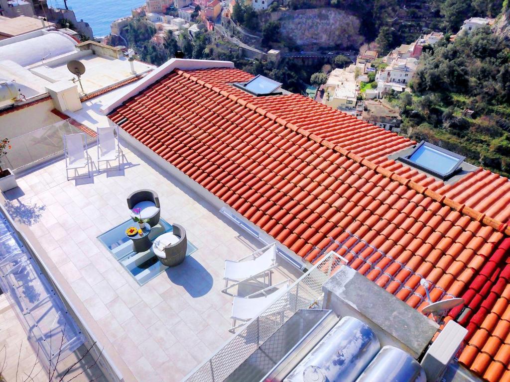 una vista aerea di una casa con tetto rosso di Amore Rentals - Casa Cristallo a Positano