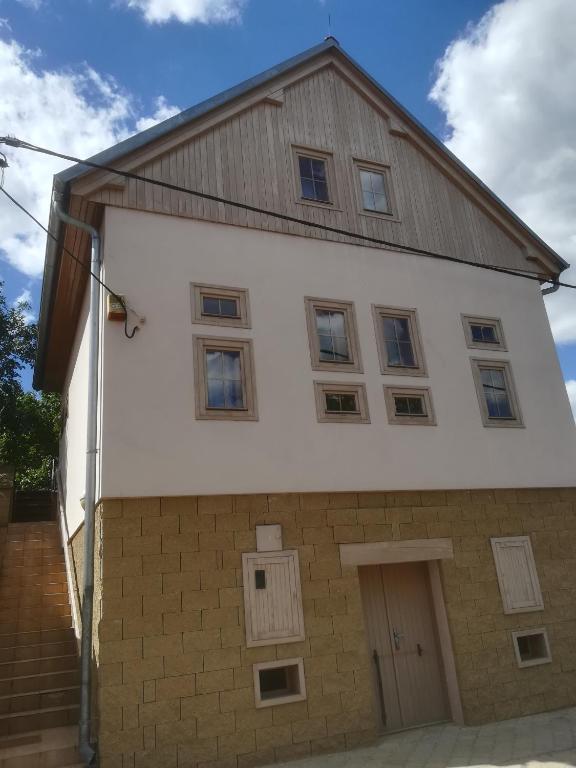 Budova, kde se prázdninový dům nachází