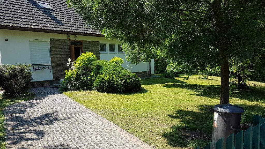 dom z ogródkiem z ceglanym chodnikiem w obiekcie Mária Villa w mieście Balatonboglár