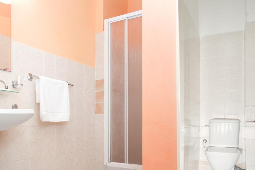 łazienka z toaletą i umywalką w obiekcie Pension City Center w Pradze