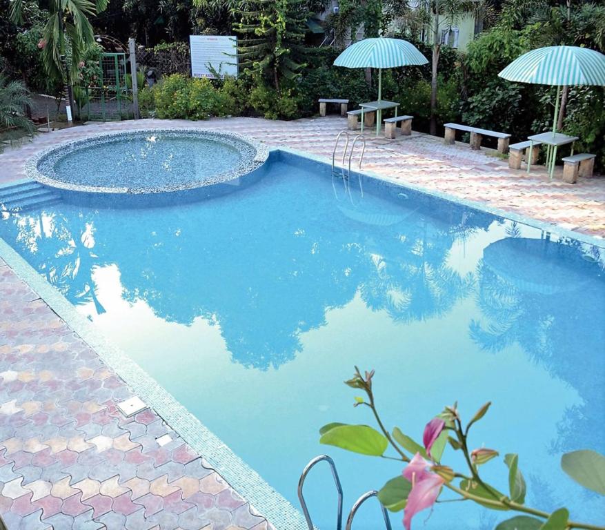 Bazén v ubytování Hotel Anil Farmhouse Gir Jungle Resort nebo v jeho okolí