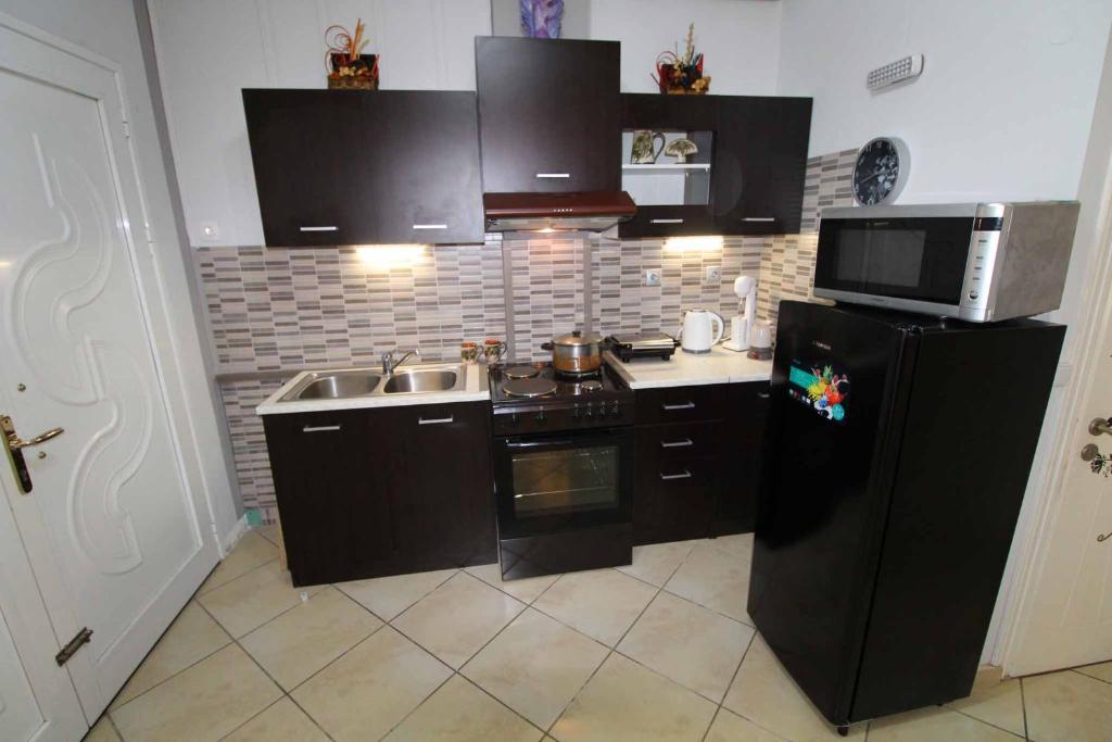 Kuchnia lub aneks kuchenny w obiekcie Natasa’s home Agios Ioannis Karousades