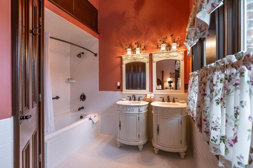 Steele Mansion Inn & Gathering Hub photo