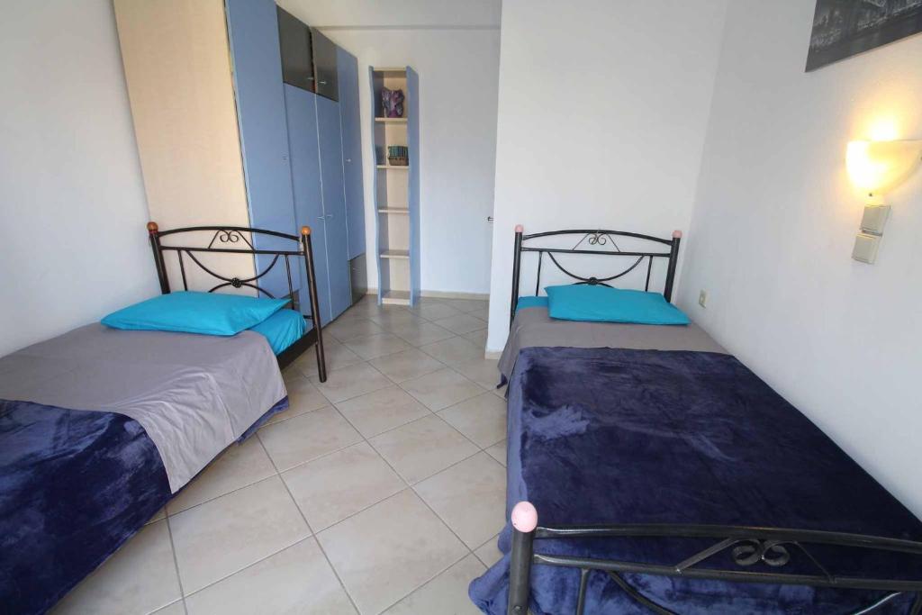 Łóżko lub łóżka w pokoju w obiekcie Natasa’s home Agios Ioannis Karousades