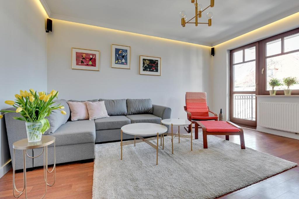 sala de estar con sofá, mesa y sillas en Apartament Sopot, en Sopot