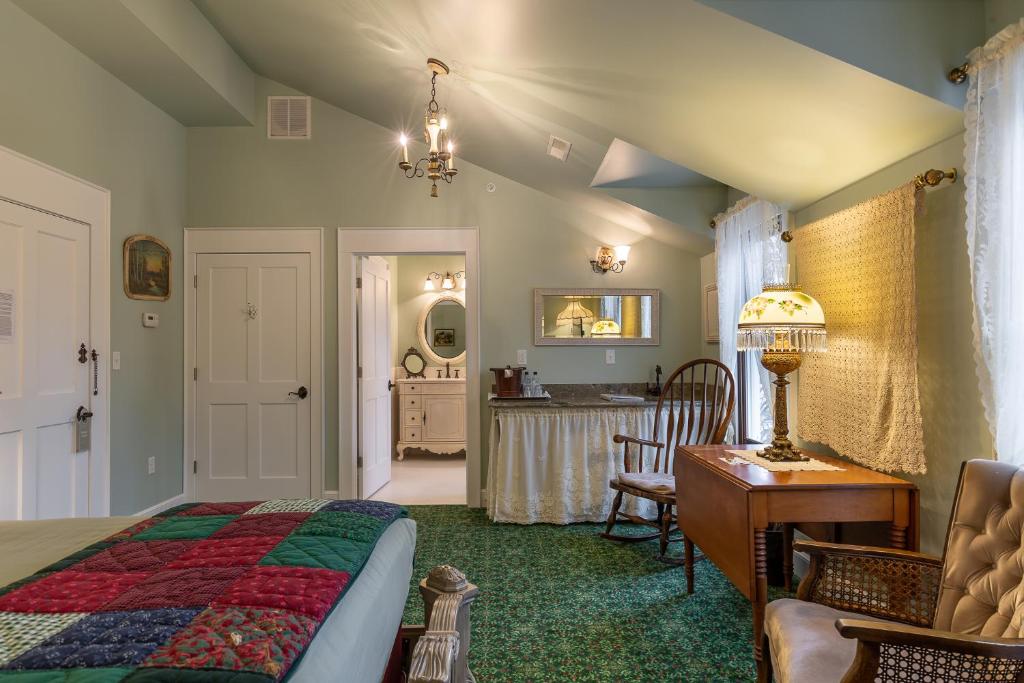 Steele Mansion Inn & Gathering Hub - Deluxe King Studio