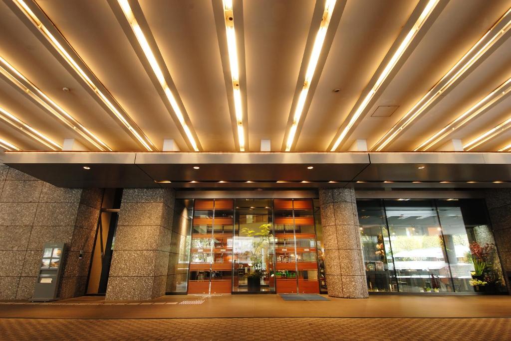 فندق غراند آرك هانزومون  في طوكيو: مبنى به مجموعة من الأضواء على السقف