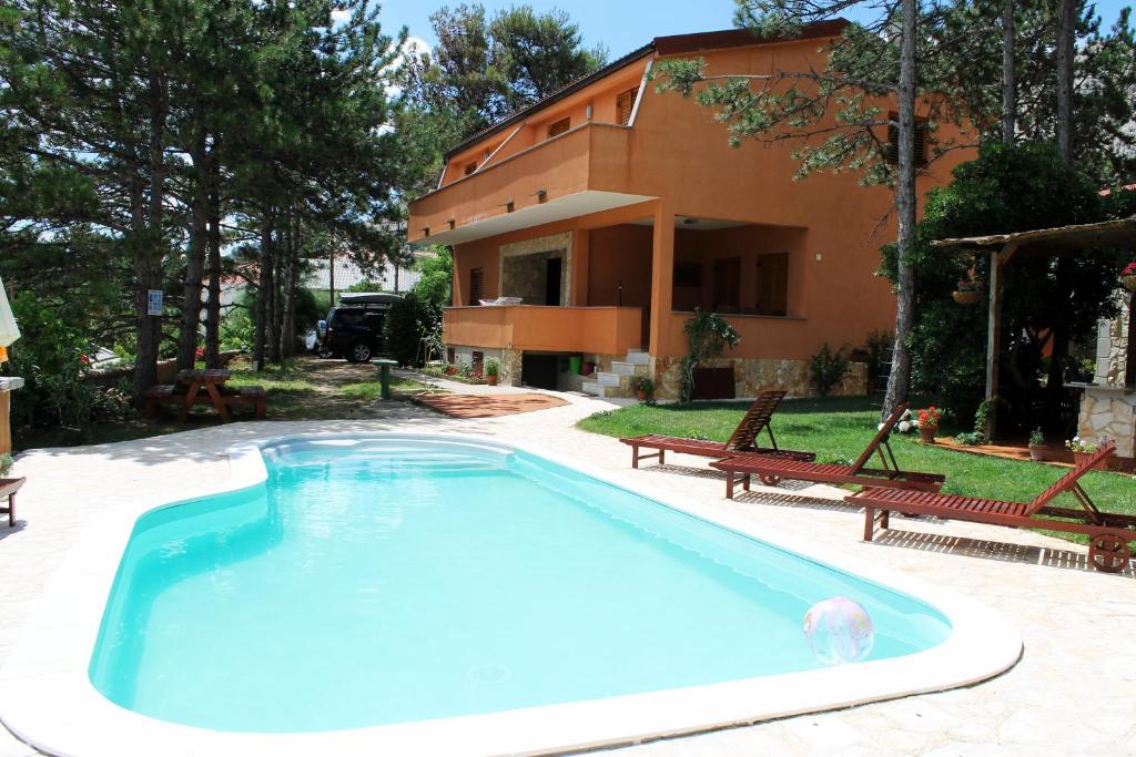Bazén v ubytovaní Apartments Lili I alebo v jeho blízkosti