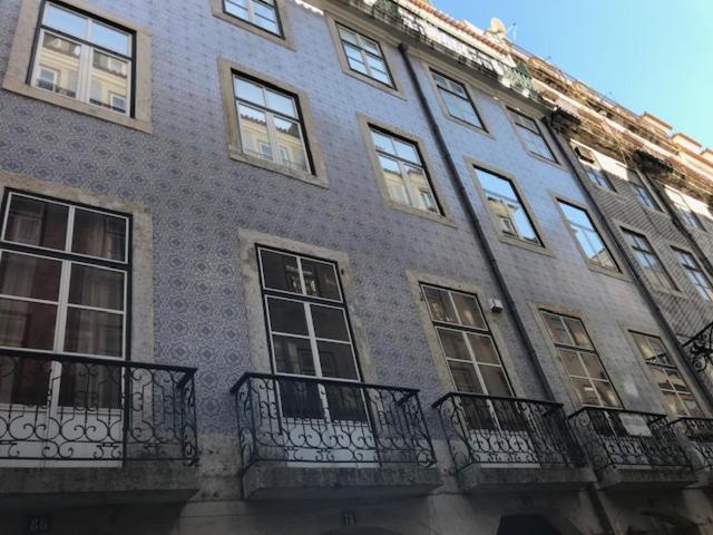 un edificio alto con balcones a un lado. en Baixa, en Lisboa