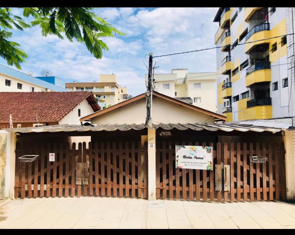 烏巴圖巴的住宿－Chalés Beto Amá，大楼前的木门