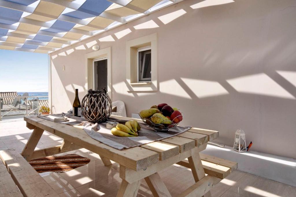 een houten tafel met fruit erop in een kamer bij Katoi Apartment 2 Agios Georgios Pagoi in Agios Georgios Pagon