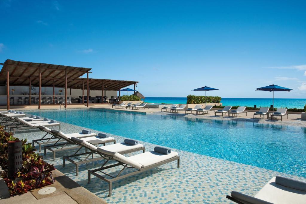 Bazén v ubytování Secrets The Vine Cancun - All Inclusive Adults Only nebo v jeho okolí