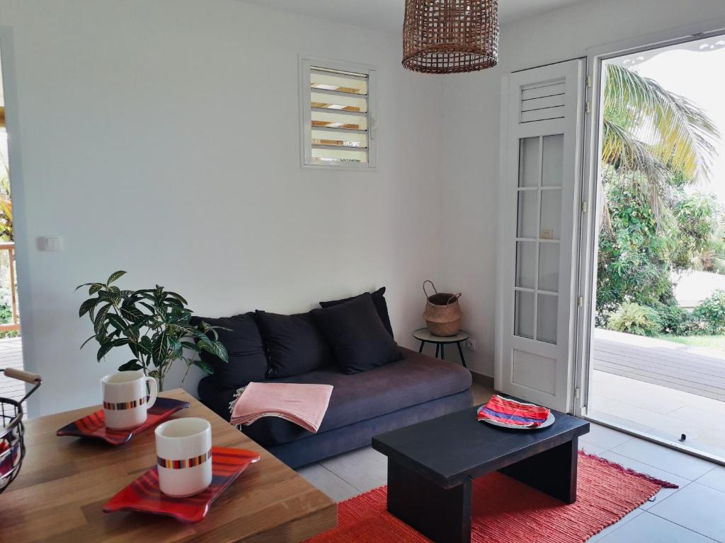 a living room with a couch and a table at Ciel de Kaz in Rivière-Salée