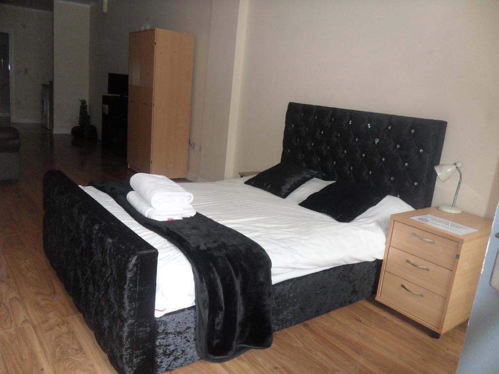 Cama o camas de una habitación en KG Short Stay Express Luxury Apartments